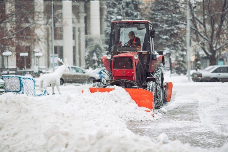Winterdienst für Parkplätze und Straßen, Schnee und Eisbeseitung auf großen Flächen